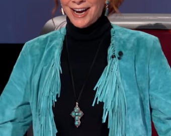 Chaqueta azul con flecos de Reba McEntire de The Voice S28