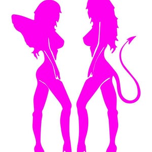 Op de afbeelding: Een roze afbeelding van twee vrouwelijke figuren. Eén figuur is een engel met een halo en vleugels, de andere een duivel met hoorns en een staart. Beide dragen hoge hakken op een witte achtergrond.