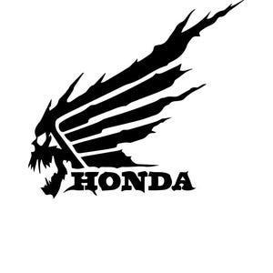 Könnte beinhalten: Schwarz-weißes Honda-Logo. Das Design zeigt einen stilisierten Flügel mit einem schädelartigen Kopf. Das Wort "HONDA" steht in fetter, serifenloser Schrift unter der Grafik. Das Logo befindet sich auf weißem Hintergrund.