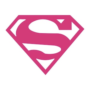 Pode incluir: Logotipo rosa do Superman, com a letra "S" estilizada dentro de um diamante. O design é rosa vibrante sobre um fundo branco. O emblema icónico é instantaneamente reconhecível.