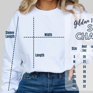 Op de afbeelding: Wit sweatshirt met een maattabel, inclusief borst-, lengte- en mouwlengtematen in inches. De tabel is gelabeld "Gildan 18000 SIZE CHART". Het sweatshirt wordt getoond op een persoon.