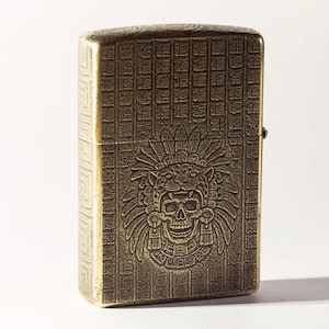 Anpassad graverad Zippo-tändare - Aztekisk/Maya-stil - Quetzalcoatl och Jaguarkrigare