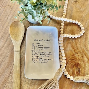 Su receta/carta escrita a mano transferida a un plato de porcelana para servir.