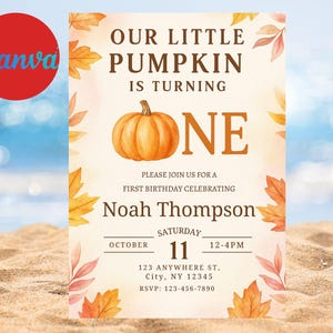 Può includere: Un invito per il primo compleanno a tema autunnale con una zucca e foglie autunnali. Il testo recita "Our Little Pumpkin is Turning One" e include il nome, la data, l'ora e l'indirizzo.