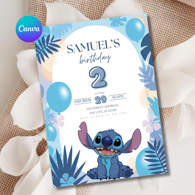Pode incluir: Um convite de anivers&aacute;rio azul com o personagem Stitch. O convite inclui o texto "SAMUEL'S birthday 2" e detalhes do evento. Elementos decorativos incluem bal&otilde;es e folhas tropicais.