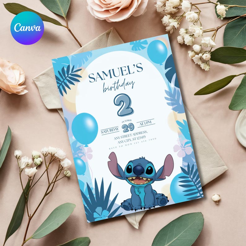 Pode incluir: Um convite de anivers&aacute;rio azul com o personagem Stitch. O convite inclui o texto "SAMUEL'S birthday 2" com a data "29 de outubro" e a hora "13h00". Bal&otilde;es azuis e folhas tropicais decoram o convite.
