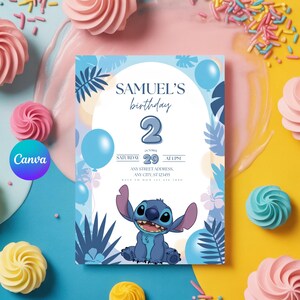 Pode incluir: Um convite de anivers&aacute;rio com o personagem Stitch de Lilo & Stitch. O convite &eacute; azul claro com bal&otilde;es azuis e folhas tropicais. O texto diz "SAMUEL'S birthday 2" com a data e hora. Cupcakes decorativos e granulado em volta do convite.