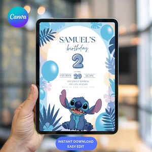 Pode incluir: Um convite digital para o 2&ordm; anivers&aacute;rio de Samuel, com um design azul e branco com bal&otilde;es, folhas tropicais e o personagem Stitch. O convite inclui a data, hora e endere&ccedil;o. O texto na imagem diz "Download instant&acirc;neo, edi&ccedil;&atilde;o f&aacute;cil."