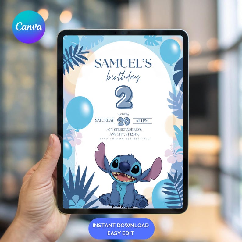 Pode incluir: Um convite digital para o 2&ordm; anivers&aacute;rio de Samuel, com um design azul e branco com bal&otilde;es, folhas tropicais e o personagem Stitch. O convite inclui a data, hora e endere&ccedil;o. O texto na imagem diz "Download instant&acirc;neo, edi&ccedil;&atilde;o f&aacute;cil."
