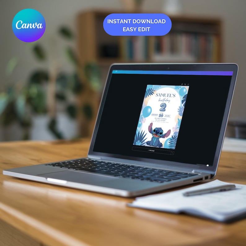Pode incluir: Um laptop exibe um convite de anivers&aacute;rio com o personagem Stitch. O convite tem um esquema de cores azul e branco com o texto "SAMUEL'S birthday 2". O laptop est&aacute; em uma mesa de madeira com caneta e papel.