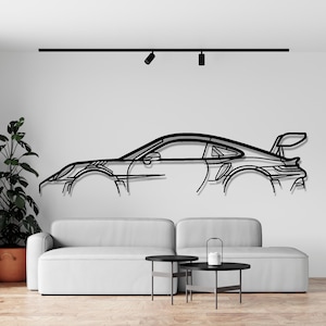 Può includere: Un cartello in legno rustico con la scritta "Welcome to our home" in stile scritto a mano. Il cartello presenta una finitura invecchiata e un design semplice e invitante, perfetto per l'arredamento dell'ingresso.