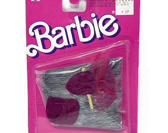 Bambola Barbie vintage del 1987 con accessori PRETTY EXTRA: stola di pelliccia, cappello e borsetta. Mattel #4261, era Superstar per il mercato estero. Sigillata, in condizioni perfette.