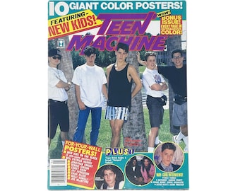 Puede incluir: Una edición vintage de la revista Teen Machine con un grupo de jóvenes en la portada. El titular dice 10 Giant Color Posters! Featuring New Kids! e incluye texto sobre entrevistas y pósteres de varias celebridades de la época.