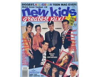Puede incluir: Una revista vintage de New Kids on the Block titulada Modern Screen Yearbook #30. La portada presenta una foto grupal de los cinco miembros de la banda, con retratos más pequeños de otras estrellas adolescentes, texto azul y rojo sobre fondo blanco.