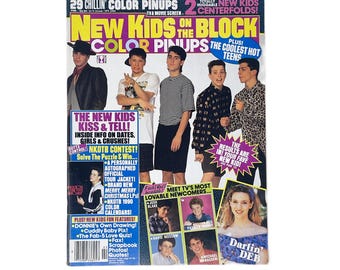Puede incluir: Una portada de revista vintage de New Kids on the Block con cinco jóvenes con diversos atuendos. La portada incluye texto en negrita amarillo y morado, varios titulares y fotos insertadas más pequeñas de otros actores y músicos.