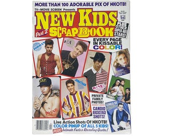 Puede incluir: Una revista de álbum de recortes vintage de New Kids on the Block con múltiples fotografías de los miembros de la banda y otras celebridades. La portada incluye texto en negrita amarillo y rojo, con titulares que destacan más de 100 fotos.
