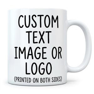 Peut inclure: Un mug en céramique blanche avec le texte noir suivant : CUSTOM TEXT IMAGE OR LOGO (PRINTED ON BOTH SIDES). Ce mug présente une forme cylindrique standard avec une anse incurvée sur le côté droit, conçu pour contenir des boissons.