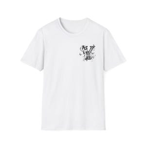 Camiseta blanca personalizada con elegante letra "Y" y mariposas