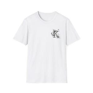 Camiseta blanca personalizada con elegante letra "K" y mariposas