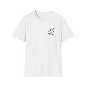Camiseta blanca personalizada con elegante letra "Z" y mariposas