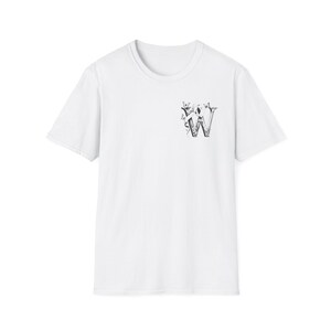 Camiseta blanca personalizada con elegante letra "W" y mariposas