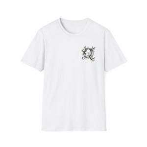 Camiseta blanca personalizada con elegante letra "Q" y mariposas