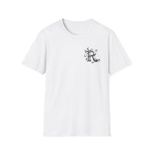 Camiseta blanca personalizada con elegante letra "R" y mariposas
