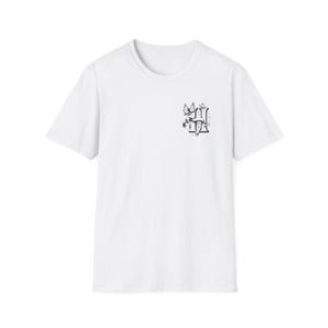 Camiseta blanca personalizada con elegante letra "H" y mariposas