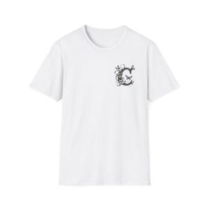 Camiseta blanca personalizada con elegante letra "C" y mariposas