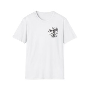 Camiseta blanca personalizada con elegante letra "T" y mariposas