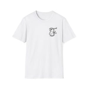Camiseta blanca personalizada con elegante letra "J" y mariposas