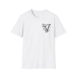 Camiseta blanca personalizada con elegante letra "V" y mariposas