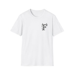 Camiseta blanca personalizada con elegante letra "F" y mariposas