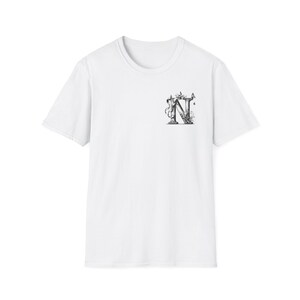 Camiseta blanca personalizada con elegante letra "N" y mariposas