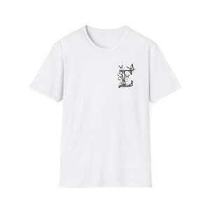 Camiseta blanca personalizada con elegante letra "L" y mariposas