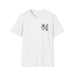 Camiseta blanca personalizada con elegante letra "M" y mariposas