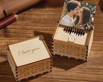 Caja de música personalizada con foto, canción y grabación de voz / Recuerdo de madera grabado a medida / Regalo de aniversario