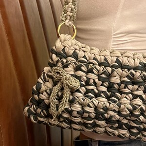 Crochet Grün und Beige Chunky Coquette Shiny Ribbon Einzigartiges Design Handgemachte Umhängetasche