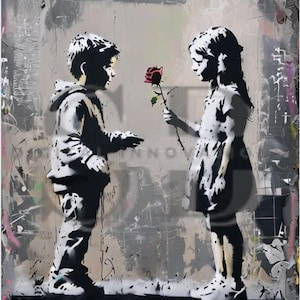Puede incluir: Impresión artística en esténcil en blanco y negro que representa a un niño y una niña. La niña ofrece una rosa roja al niño. El fondo es una pared texturizada cubierta de grafitis. La obra de arte tiene una estética de arte callejero.
