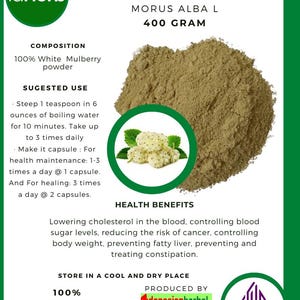 Könnte beinhalten: Ein braunes Kräuterpulver mit der Aufschrift "Murbei Morus Alba L 400 Gramm" mit einem Bild von weißen Maulbeeren und Text, der die Zusammensetzung des Produkts, die empfohlene Anwendung, die gesundheitlichen Vorteile und Produktionsinformationen beschreibt. Das Produkt ist 100% biologisch, wildgewachsen und aus natürlichen Kräutern. Es wird von Indonesian Herbal hergestellt und hat ein Verfallsdatum im Oktober 2025. Das Produkt ist Halal-zertifiziert.