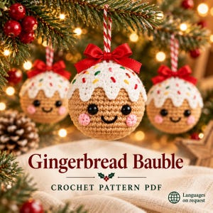Könnte beinhalten: Drei runde, gehäkelte Lebkuchen-Weihnachtskugeln mit weißem Zuckerguss, bunten Streuseln, schwarzen Augen und rosa Wangen. Jedes Ornament hat eine rote Satinschleife und eine rot-weiß gestreifte Schnur. Text: Gingerbread Bauble CROCHET PATTERN PDF.