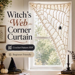 Könnte beinhalten: Ein beigefarbener Häkel-Eckvorhang mit Spinnennetzmuster und einer kleinen schwarzen Spinne, die in der Mitte hängt. Der Text lautet Witch's Web Corner Curtain, Crochet Pattern PDF und Beginner Friendly. Er ist in einem Fenster angebracht.