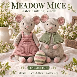 Pode incluir: Dois bonecos de rato tricotados com orelhas e narizes cor-de-rosa. Um usa um vestido rosa, o outro uma capa verde. Um ovo de Páscoa tricotado às riscas está entre eles. Texto: MEADOW MICE Easter Knitting Bundle, ENGLISH PDF, Mouse, Two Outfits, Easter Egg.