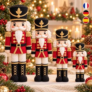 Pode incluir: Quatro bonecos quebra-nozes de crochê de tamanhos variados, cada um usando um chapéu preto com acabamento dourado, uma jaqueta vermelha com botões e detalhes dourados, calças brancas e botas pretas com detalhes de cadarço dourado.