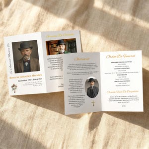 Puede incluir: Una tarjeta conmemorativa plegada con una fotografía de un hombre con traje y sombrero. El texto en español incluye las palabras "En Amorosa Memoria De" y "Orden De Funeral", y una cruz.