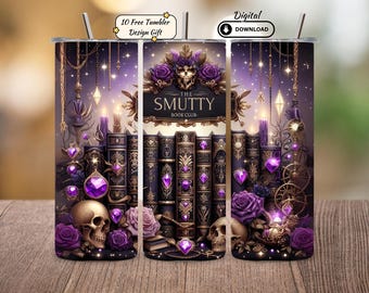 Puede incluir: Un vaso con un diseño de fantasía que presenta calaveras, rosas y libros. El texto "THE SMUTTY BOOK CLUB" se muestra en la parte delantera. El diseño incluye gemas moradas, velas y detalles ornamentados. El vaso tiene una pajita y una tapa.