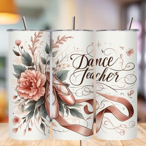 Può includere: Bicchiere bianco a tema floreale e balletto. Presenta una grande peonia rosa, scarpette da ballo e la scritta "Dance Teacher" in elegante corsivo. Include una cannuccia e un coperchio argentati.