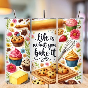 Puede incluir: Un vaso blanco con temática de repostería, con cupcakes, galletas y un rodillo. El texto "Life is what you bake it" está escrito en negro. Ilustraciones florales y de repostería decoran el vaso.