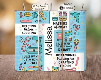 Peut inclure: Un gobelet bleu clair orné d'illustrations d'outils de bricolage et de phrases telles que « Crafting before Adulting » et « Masters of Craft ». Le design comprend des ciseaux, des pistolets à colle et le nom « Melissa ». Il y a aussi une paille.