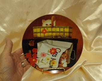 HIDE AND SEEK Kitty Plate - 8 1/4" by Charles Wysocki 3rd issue in  the" Purr-fect Pairs "Collection 2001   Cats in Bag and Basket